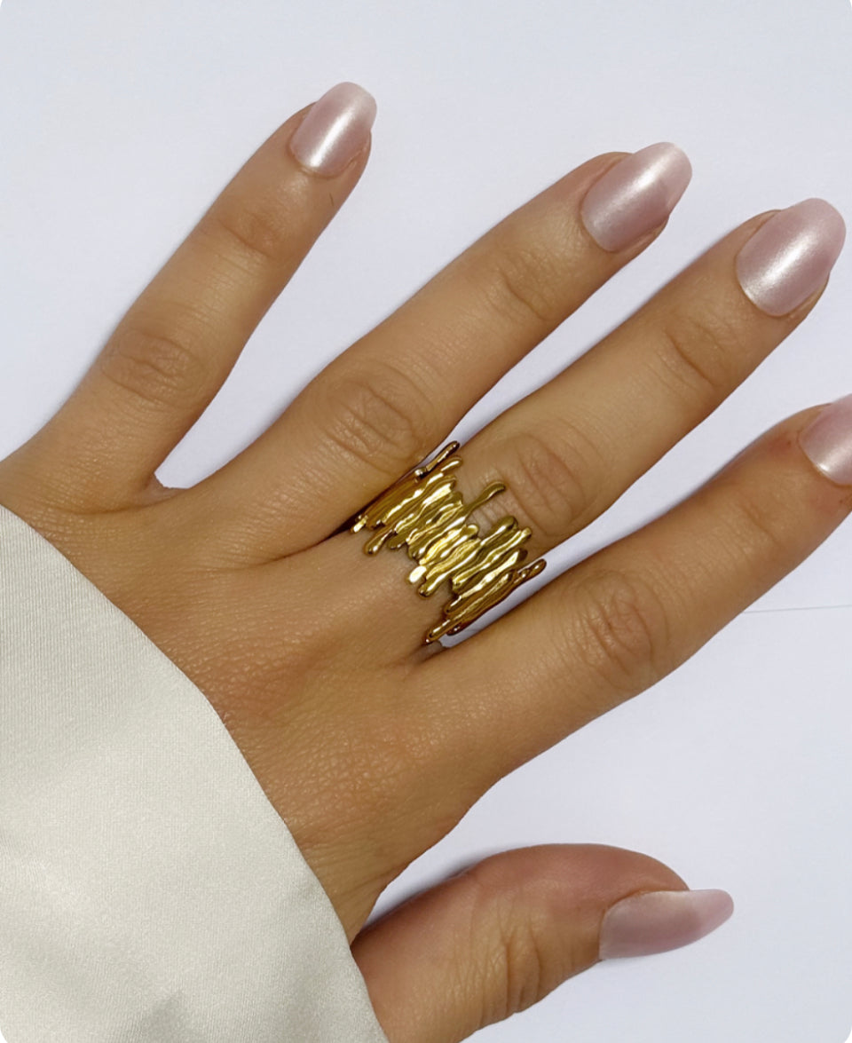 Neelam kothari - Hermosa Ring