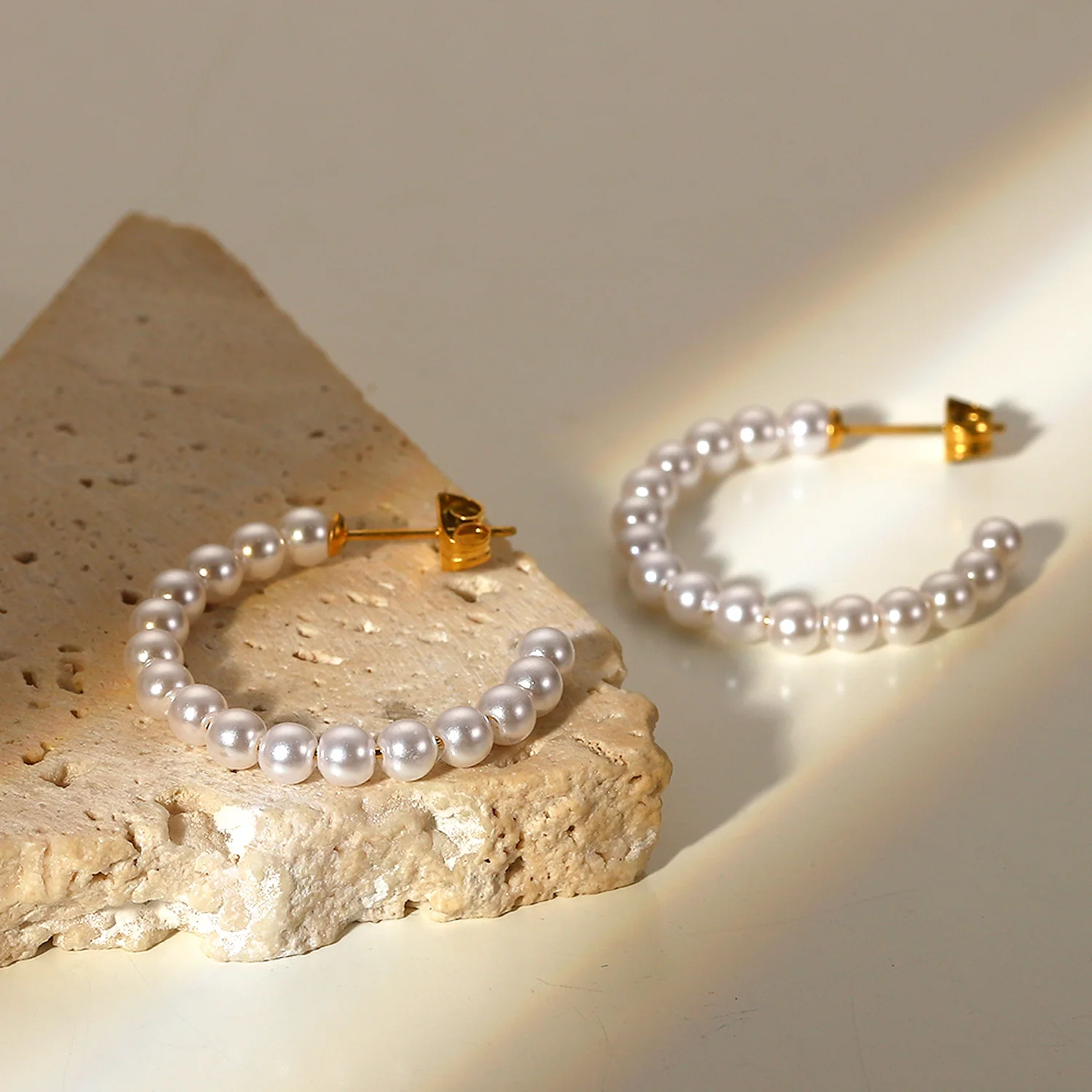 Perle Hoops - 18k gold plated with scratch free high quality pearls