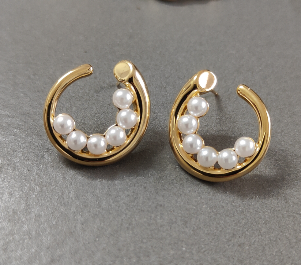 Pearl blossom studs