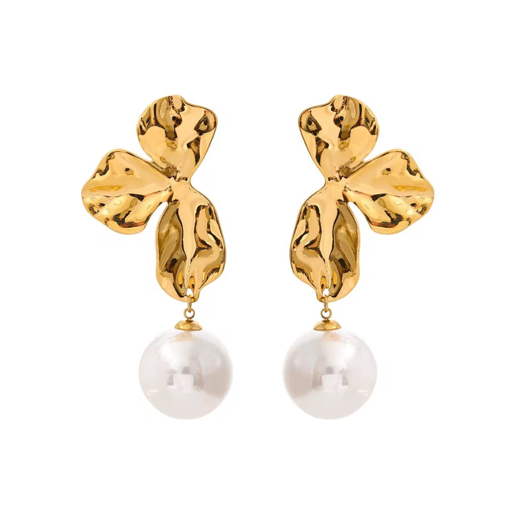 Regina flower pearl drop earrings : 18kt gold plated