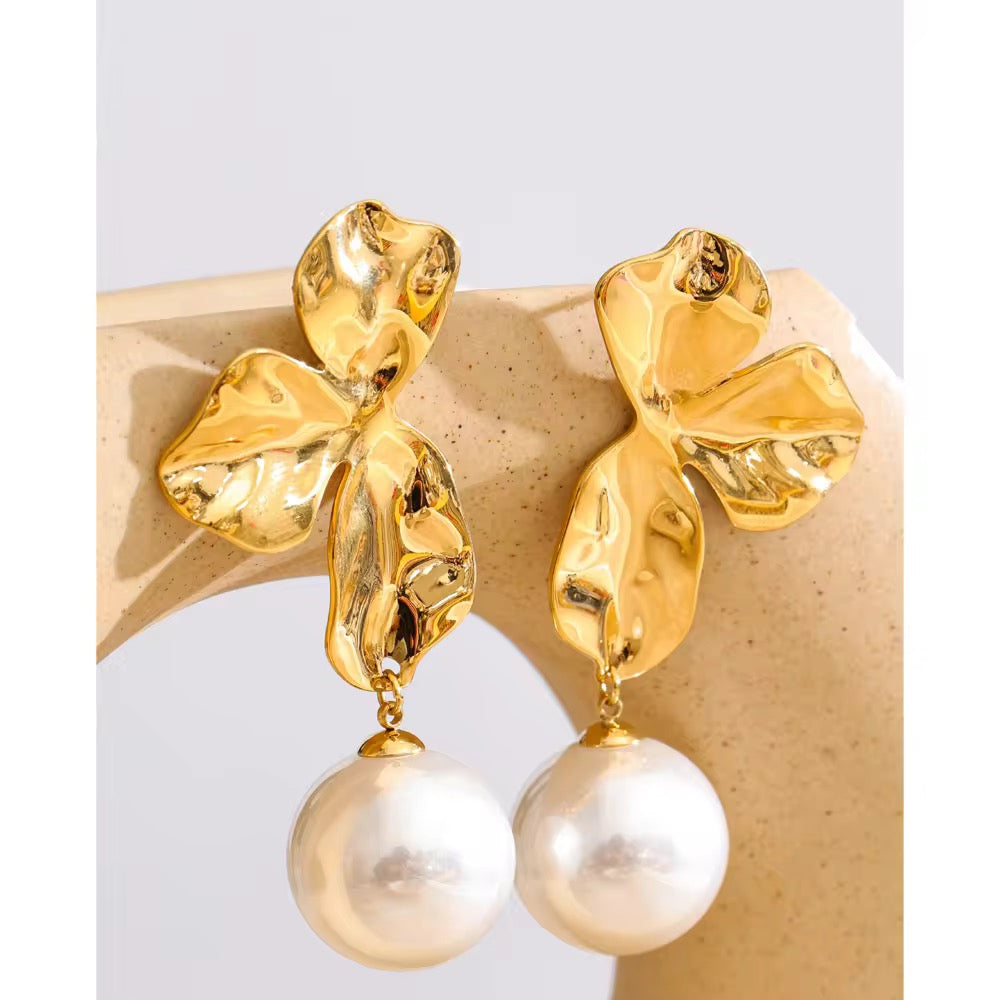 Regina flower pearl drop earrings : 18kt gold plated