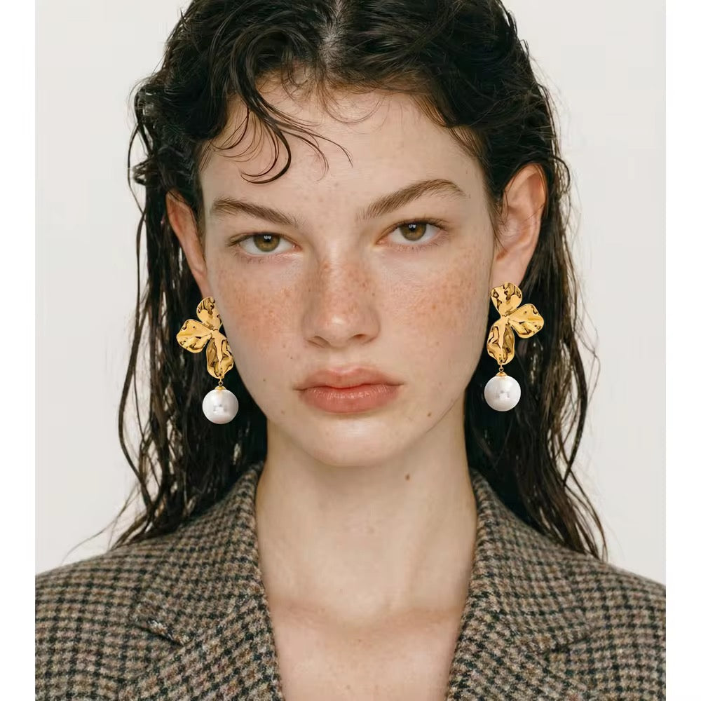 Regina flower pearl drop earrings : 18kt gold plated