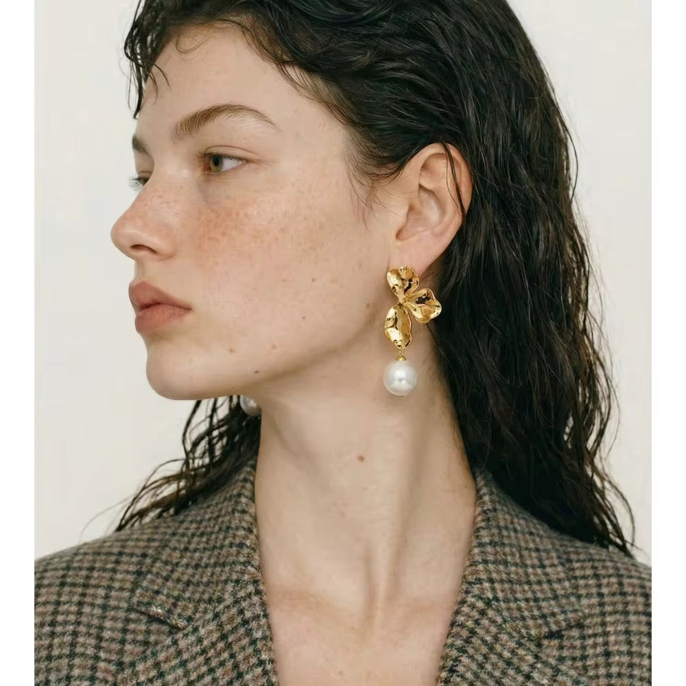 Regina flower pearl drop earrings : 18kt gold plated