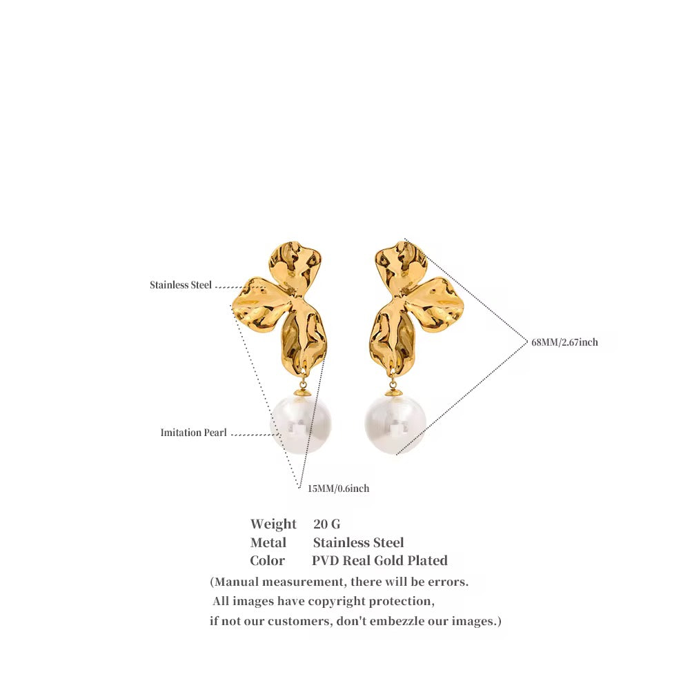 Regina flower pearl drop earrings : 18kt gold plated