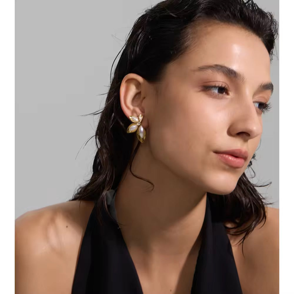 Half flower stud earrings : 18k gold PVD plated