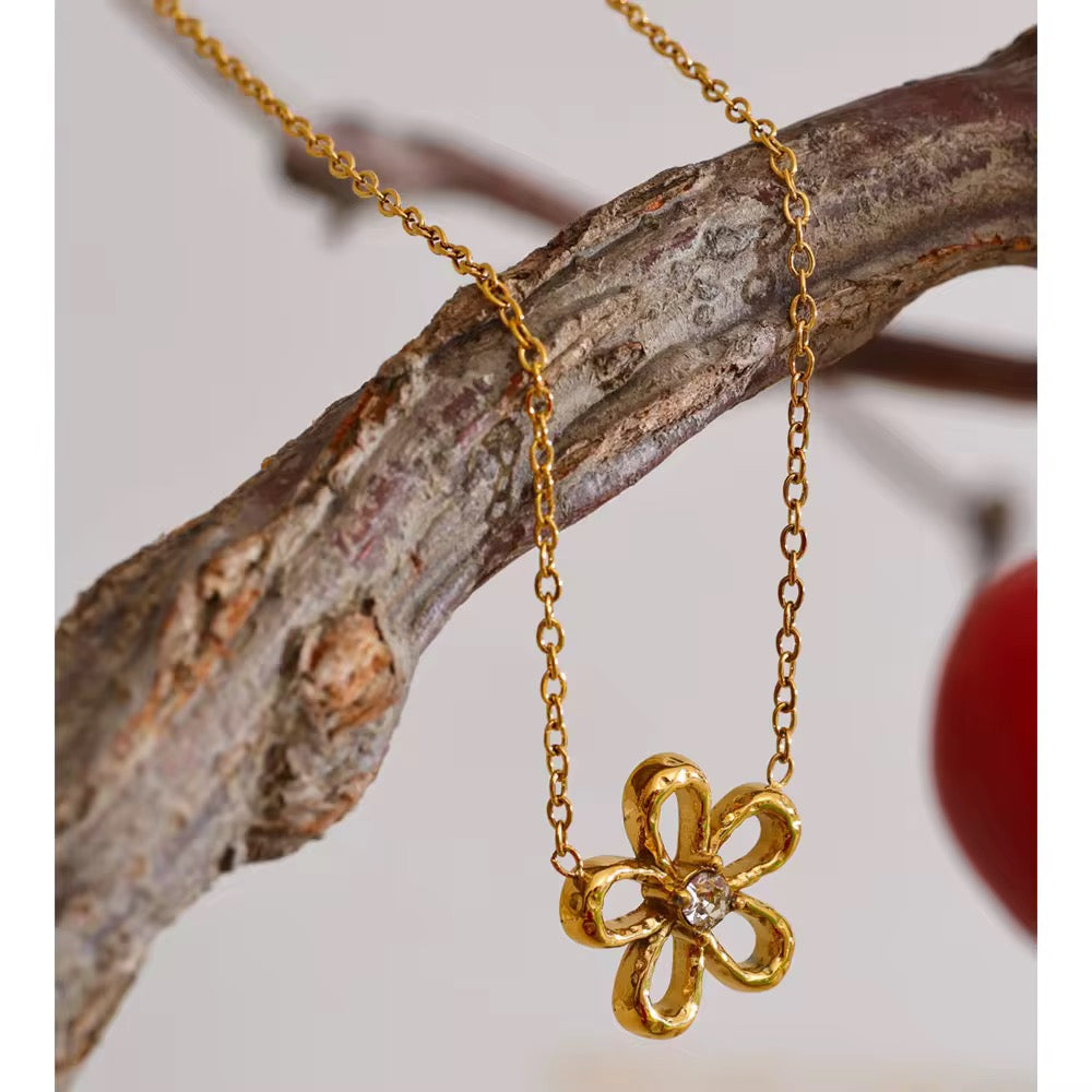 Onda Necklace :  18k PVD plated necklace